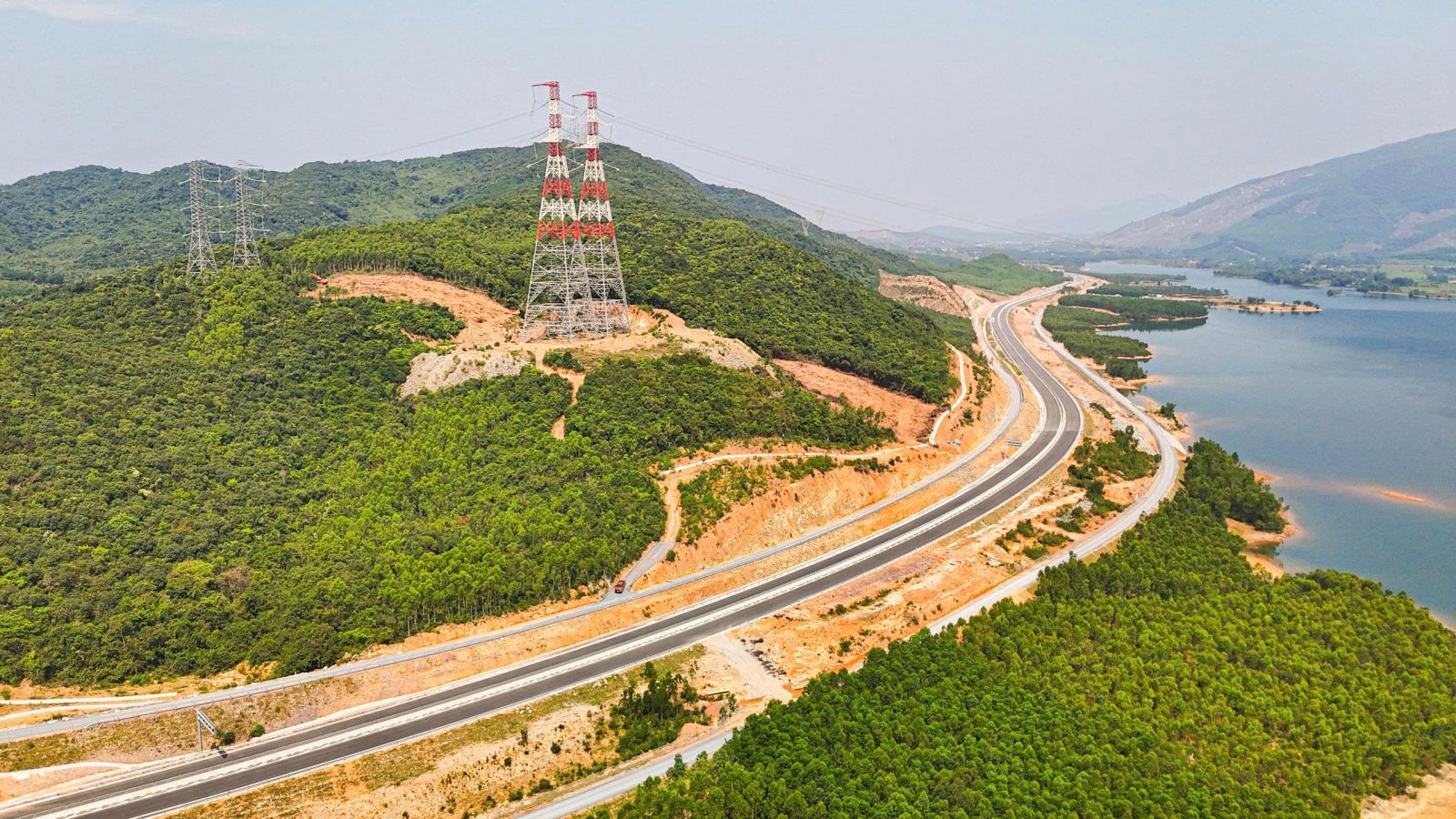 Thủ tướng yêu cầu phấn đấu rút ngắn tiến độ 3 đến 6 tháng các dự án xây dựng