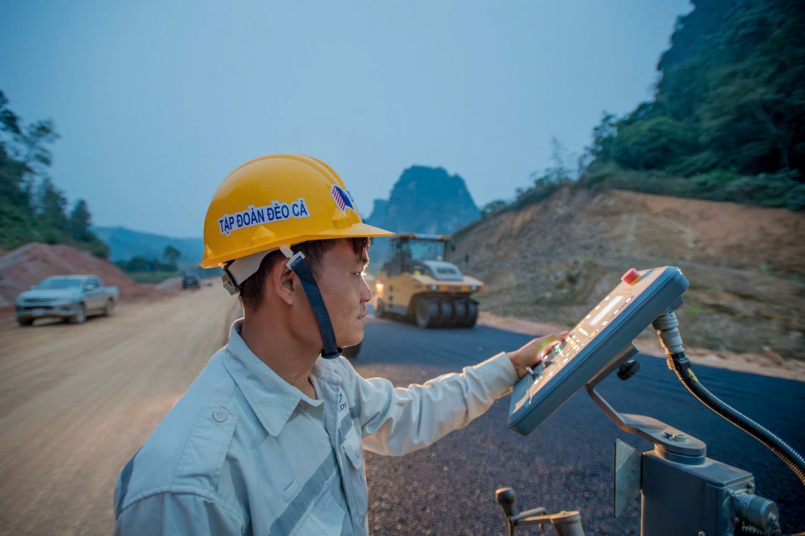 Sục sôi khí thế thi công, đẩy nhanh tiến độ cao tốc Đồng Đăng - Trà Lĩnh