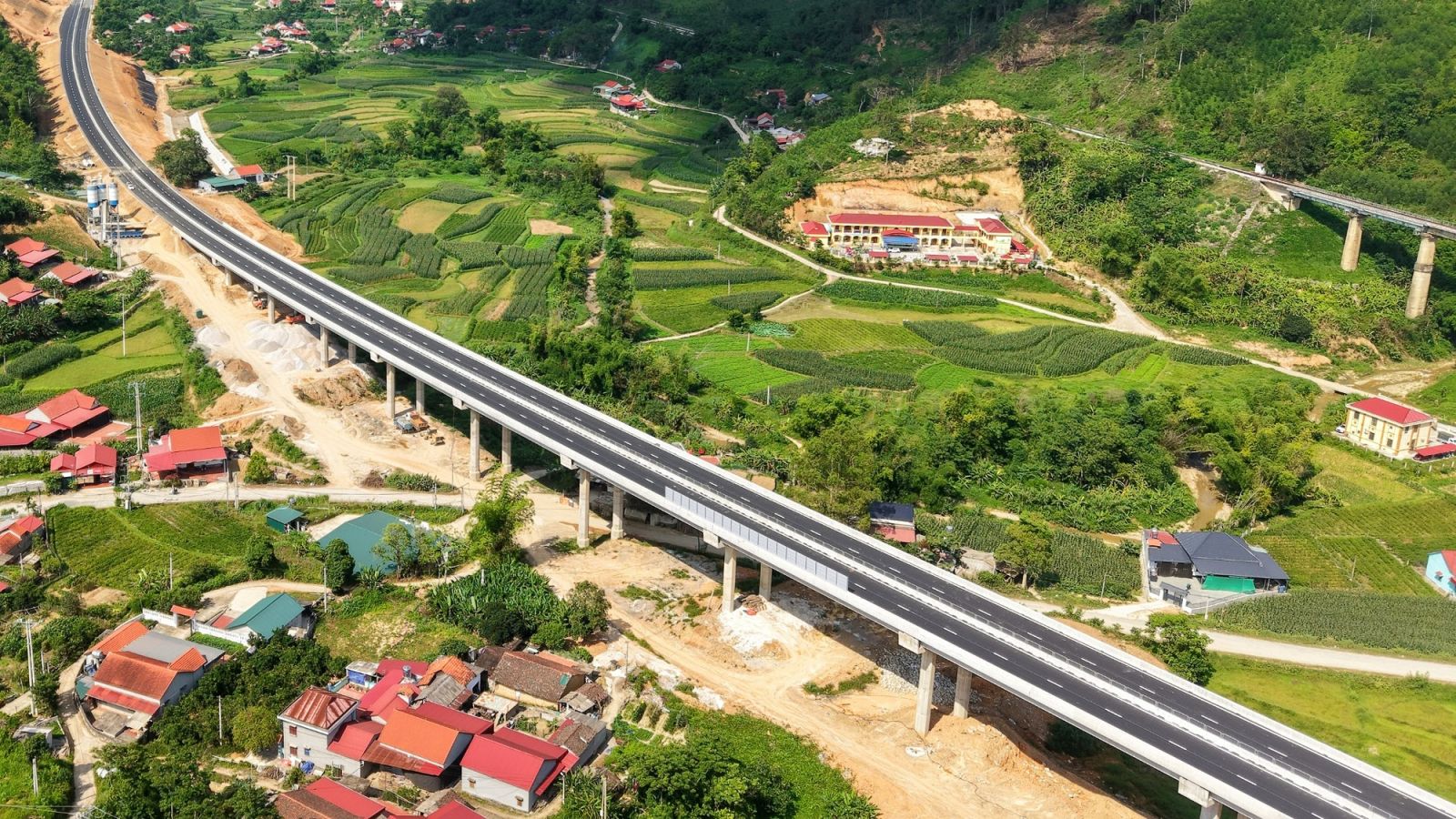 Chính thức hoàn thiện 27km đầu tuyến cao tốc Hữu Nghị - Chi Lăng