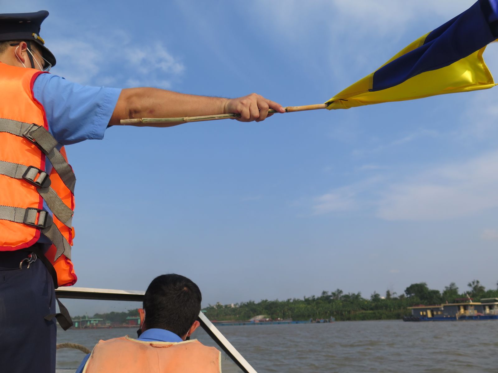 Một đoạn luồng trên sông Cầu hạn chế giao thông dài ngày, tàu thuyền lưu ý