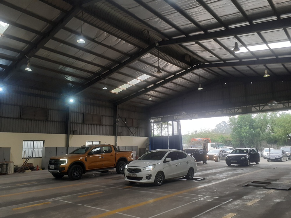 Miễn phí đường bộ cho hai loại xe, giảm lệ phí cấp giấy đăng kiểm ôtô