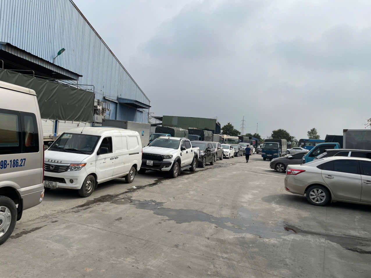 Ùn ứ xe tại trung tâm đăng kiểm trong ngày đầu cấp chứng nhận kiểm định điện tử