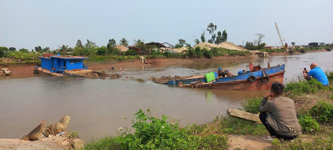 Phương tiện thủy chở hàng bị mắc vào bờ khi quay đầu, gãy gập chắn ngang sông Hóa