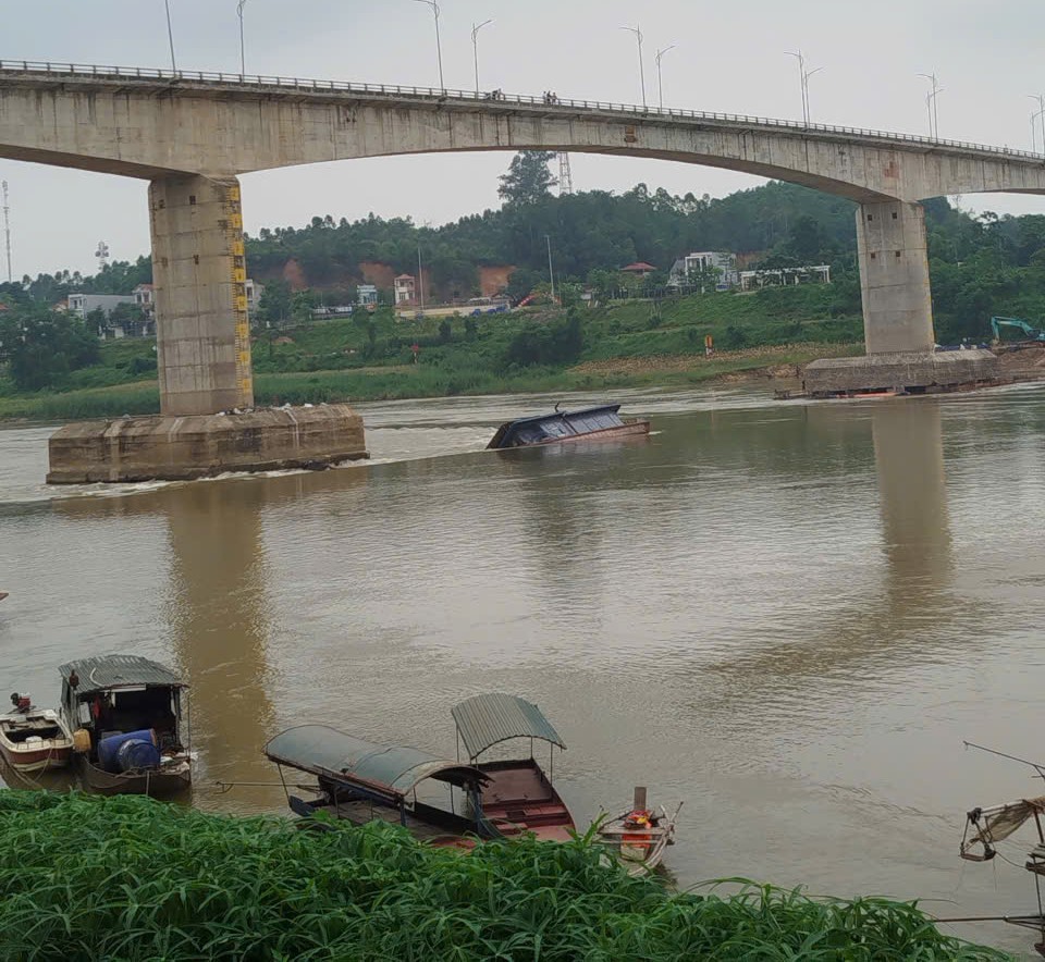 Cấm luồng đường thủy trên sông Lô để trục vớt 2 tàu đắm