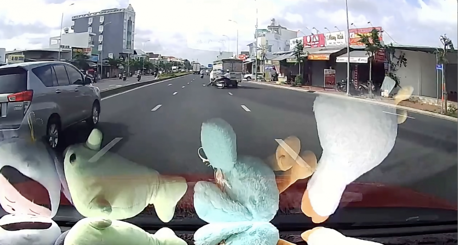 Bài học đắt giá cho ô tô nhập làn bất cẩn gây tai nạn với xe máy