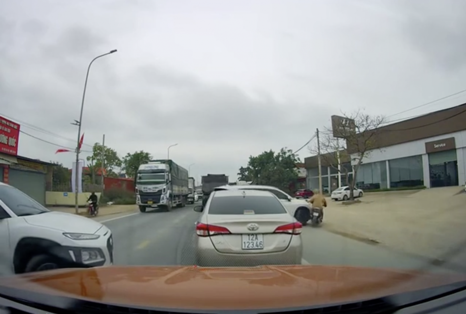 Sai lầm của tài xế ô tô khi quay đầu gây tai nạn với xe máy