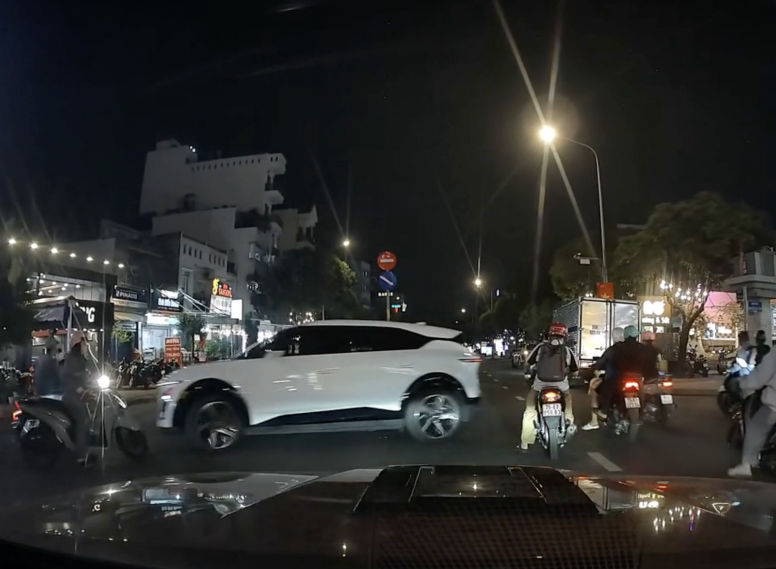 Ô tô húc xe máy vì điểm mù, tài xế cần thay đổi thói quen khi lái xe