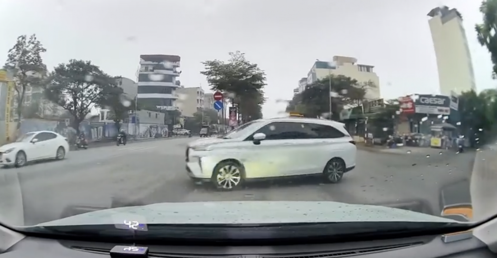 Ô tô đi thẳng đâm xe rẽ trái, thói quen không nhường nhịn gây hậu quả