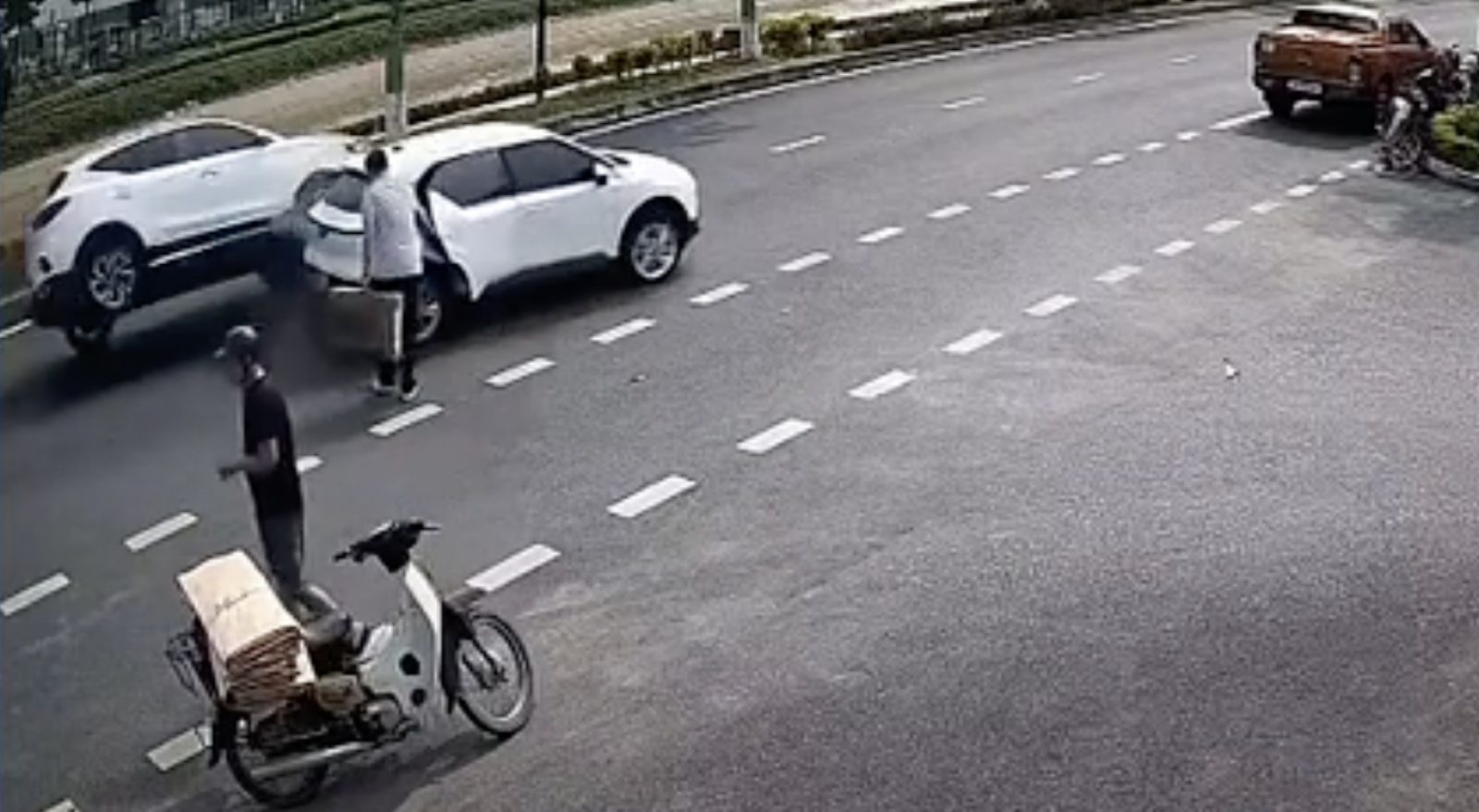 Dừng xe đón khách đột ngột, tài xế nhận bài học nhớ đời