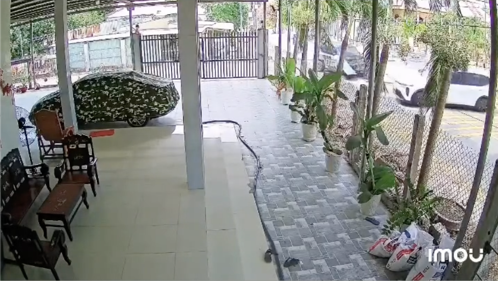 Ô tô đi ra từ ngõ như chỗ không người, cái giá phải trả quá đắt