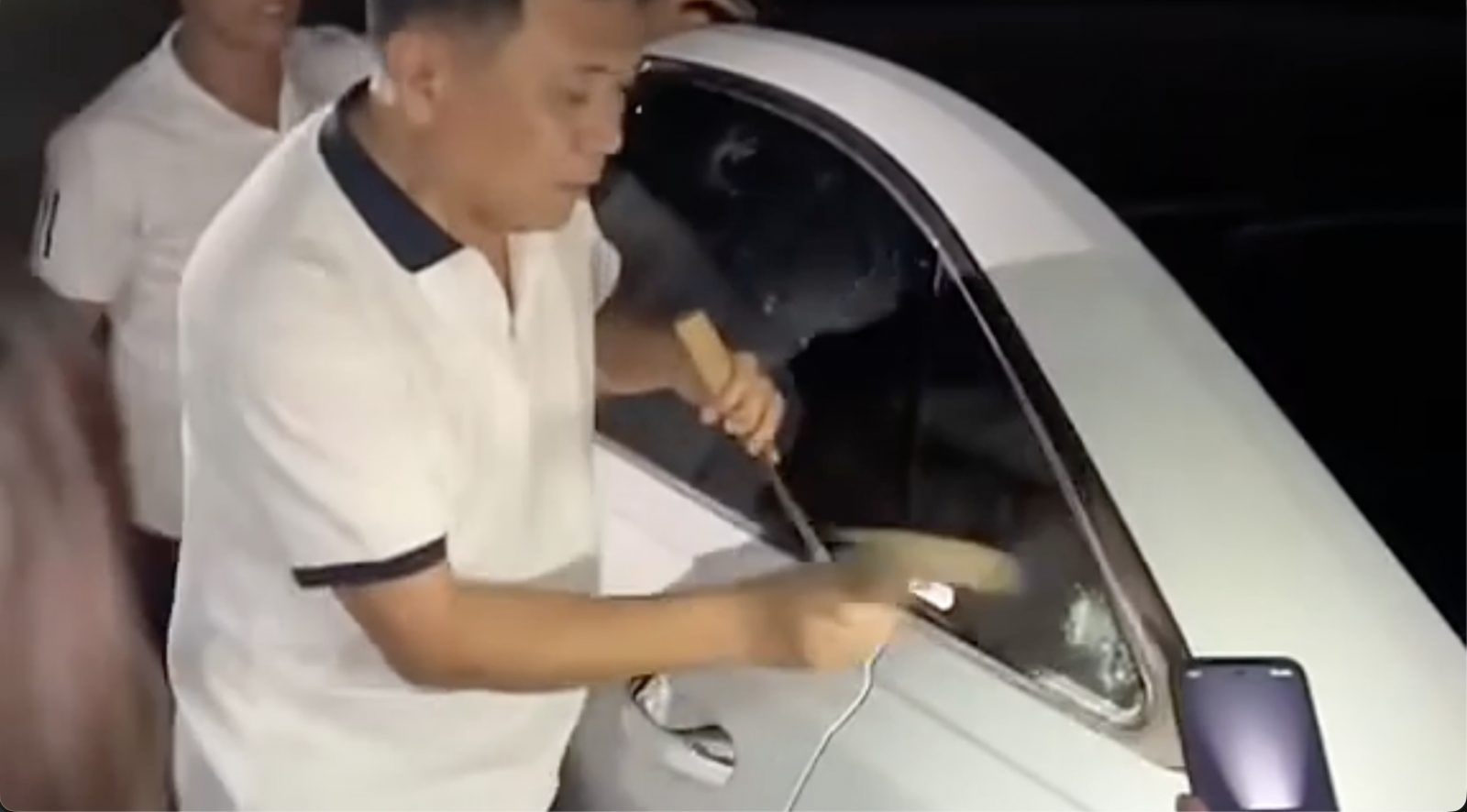 Sai lầm vị trí phá kính cửa xe ô tô cứu người trong trường hợp khẩn cấp