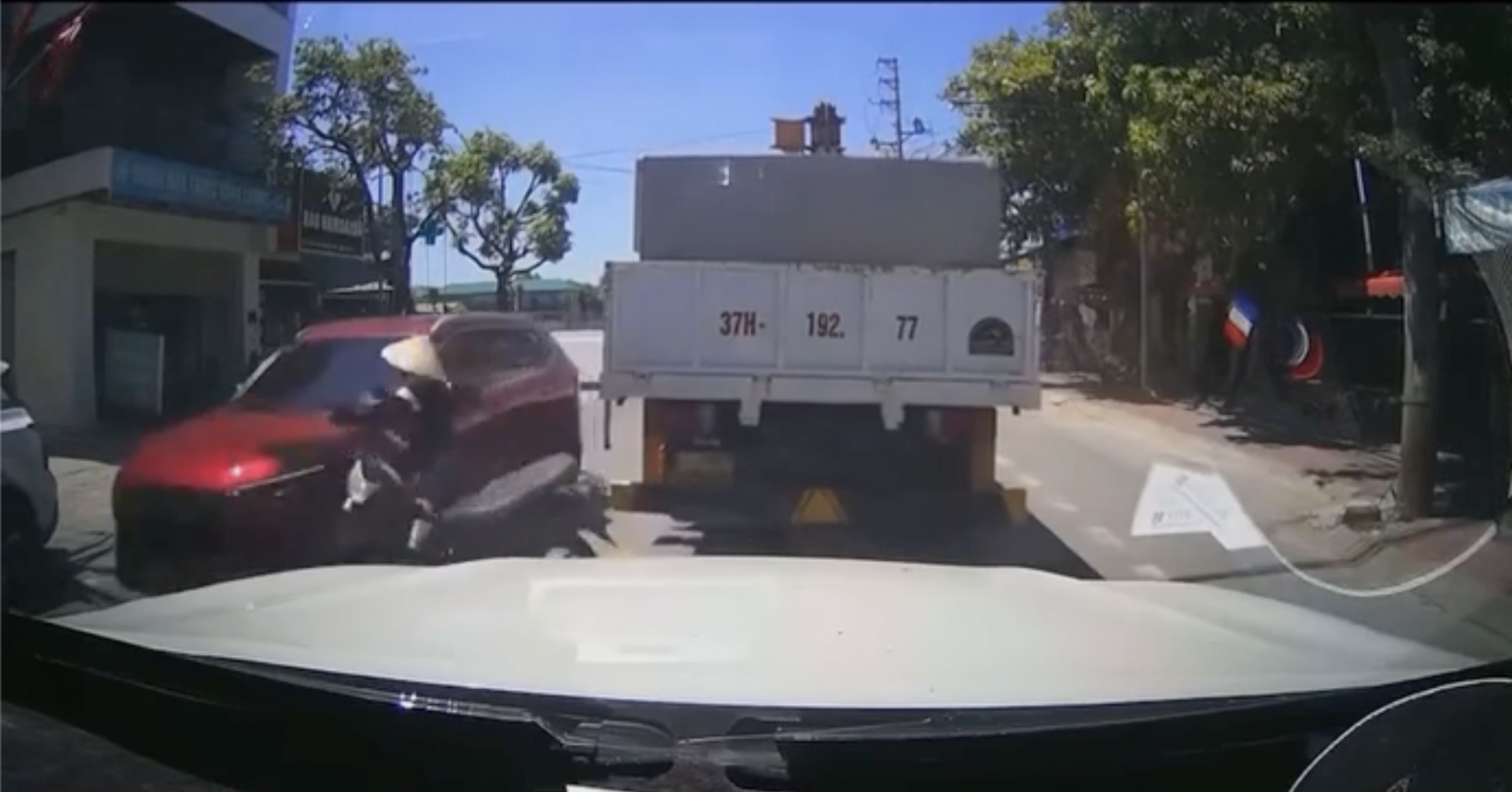 Xe máy lao ra đường như chỗ không người dù bị khuất tầm nhìn
