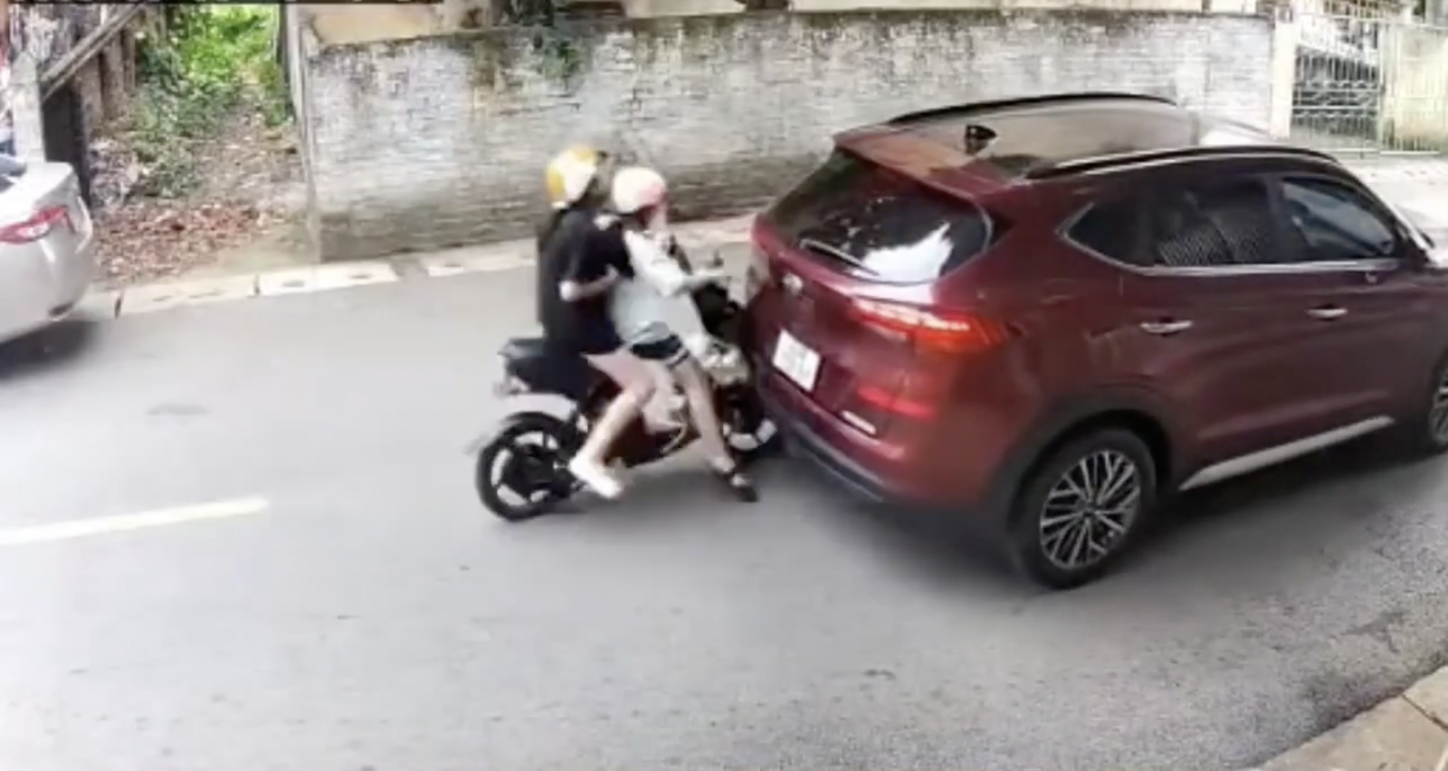 Đang đi dừng xe giữa đường, ô tô gây hoạ cho xe máy