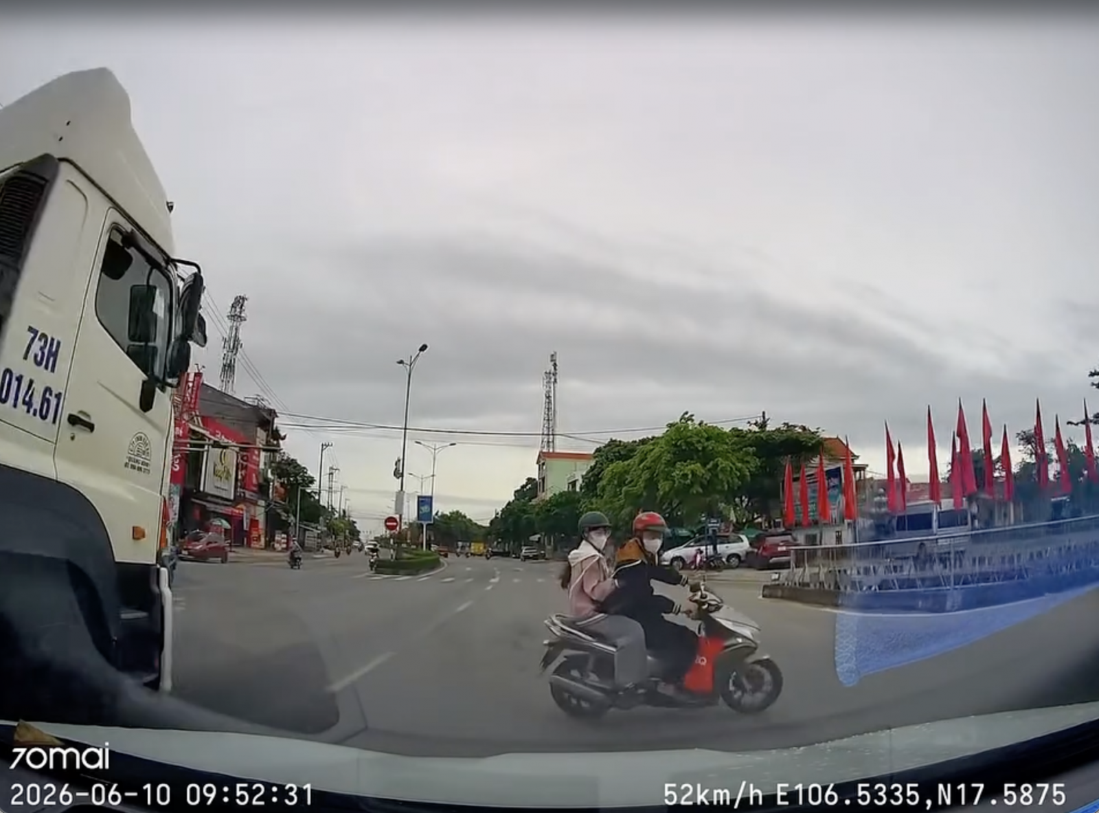 Thiếu kỹ năng lái xe, tài xế ô tô may mắn được phanh tự động hỗ trợ