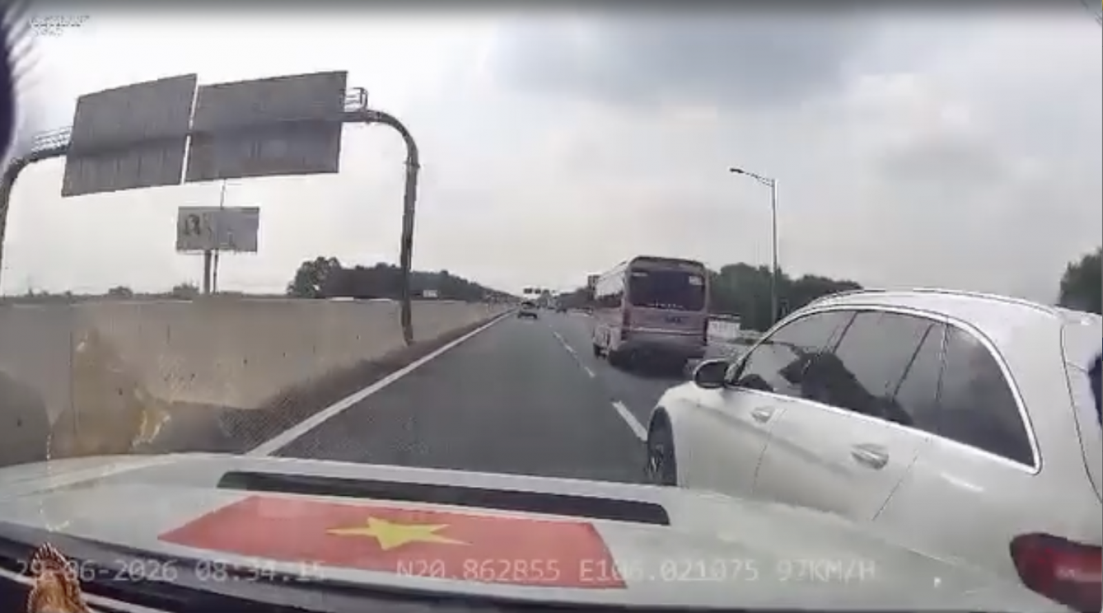 Chuyển làn ẩu, ô tô con gây họa cho 3 xe và bài học đắt giá