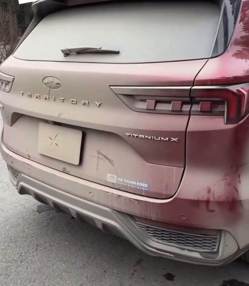 Đi trời mưa bùn đất bắn che biển số, chủ xe ô tô bị phạt như hành vi cố ý che biển số