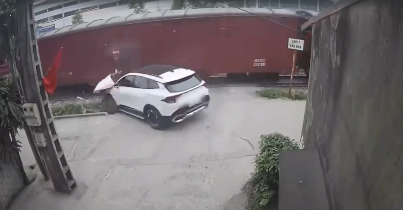 Cái giá đắt cho tài xế ô tô khi qua đường sắt