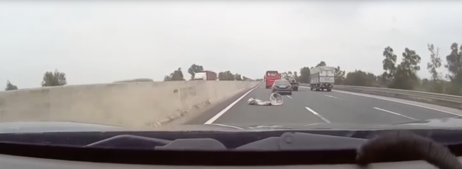 Ô tô gặp vật cản trên đường quay 180 độ, kỹ năng lái xe quyết định sống còn