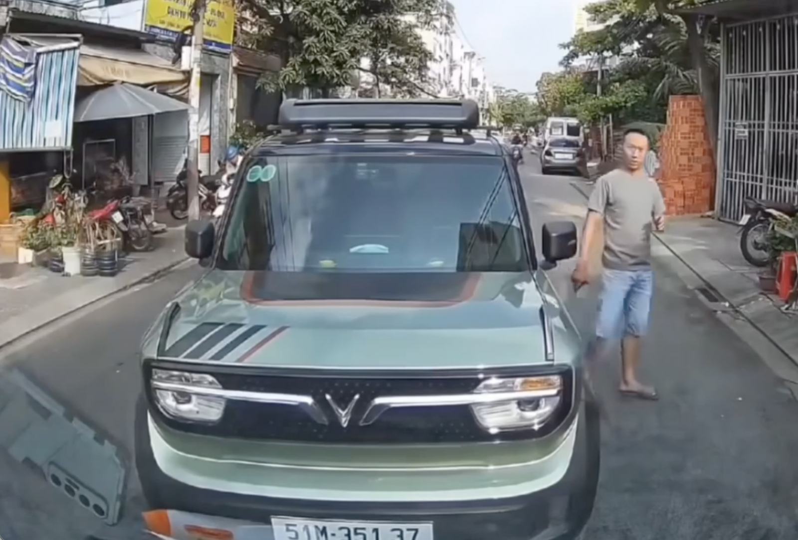 Nam tài xế đi ngược chiều, bỏ xe khi bị chặn đối mặt mức phạt thế nào?