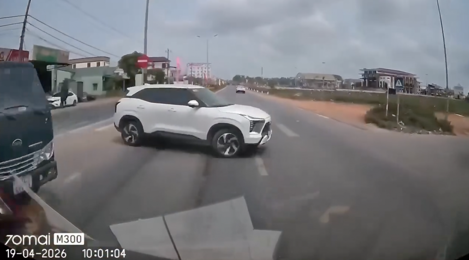 Ô tô đâm xe quay đầu, CSGT chỉ rõ người sai?