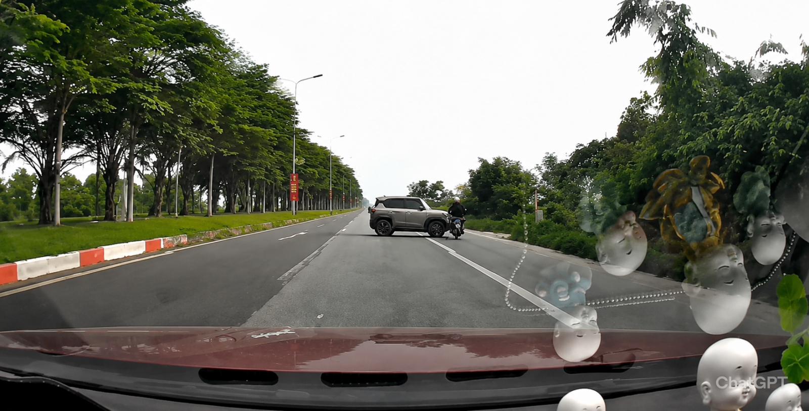 Pha mất lái đâm xe máy khó tin của ô tô khi quay đầu, tài xế cần kỹ năng gì?