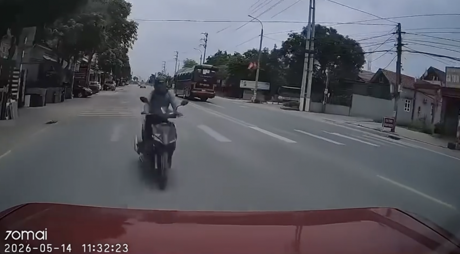 Tài xế ôtô xử lý kém đâm trực diện xe máy đi đúng ở bên đường đối diện
