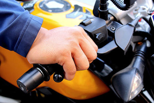 Phanh gấp, sai lầm của tài xế xe máy cần thay đổi