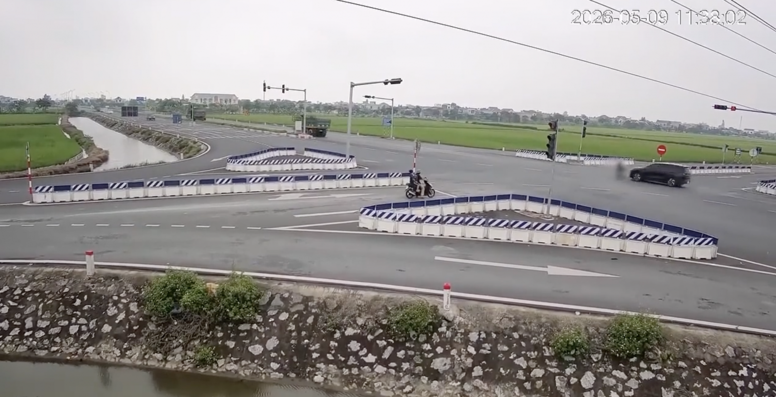 Sai lầm của tài xế ôtô khi qua ngã tư gây tai nạn với xe máy