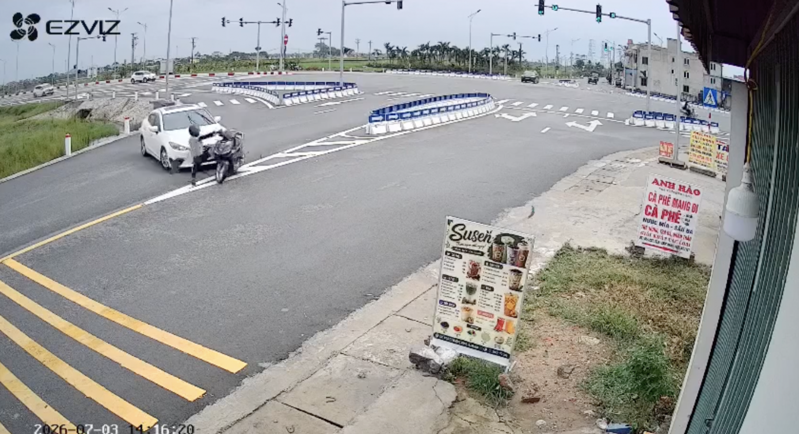 Ô tô trả giá đắt vì trốn đèn đỏ, quay đầu đường cấm gây tai nạn với xe máy