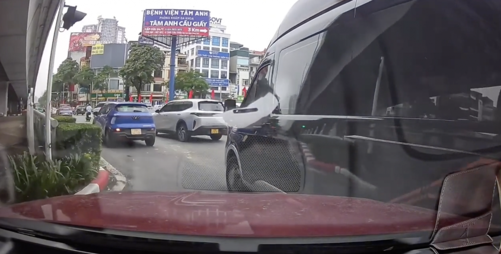 Va quệt khi hai ô tô cùng rẽ trái, xe nào sai?