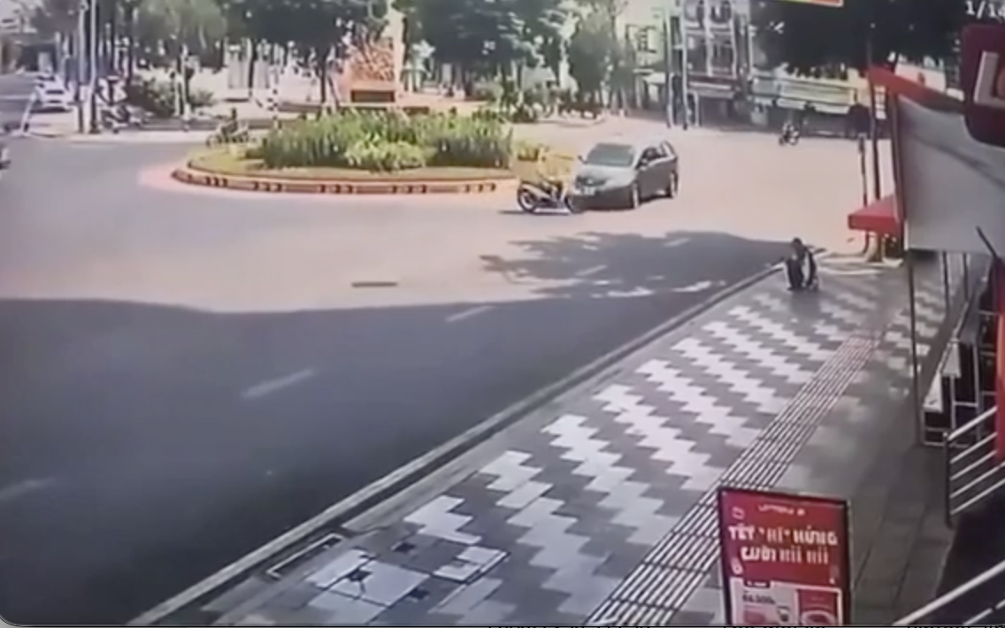 Ô tô đi ngược chiều vòng xuyến gây tai nạn: Sai lầm nhỏ, trả giá đắt