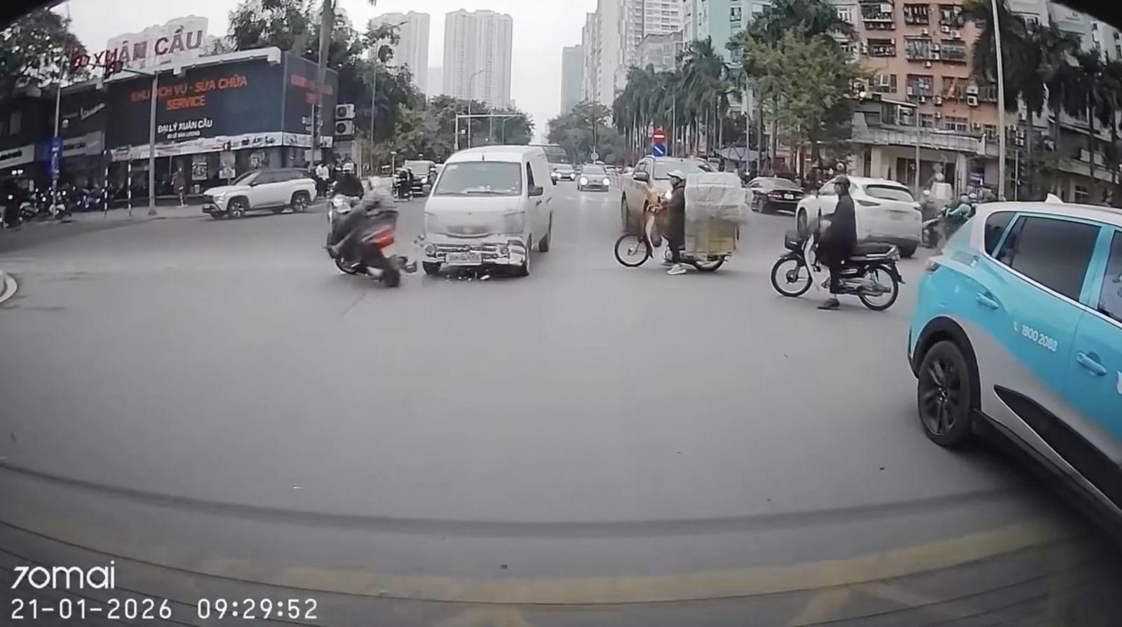 Vượt ôtô khi bị khuất tầm nhìn, người đi xe máy trả giá đắt 