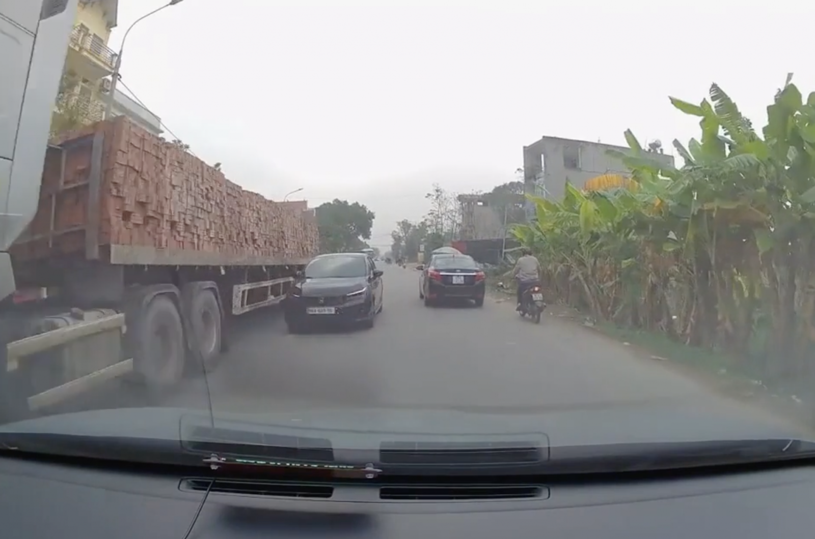 Ô tô lấn làn vượt ẩu, va chạm với xe đi đúng chiều, nhưng văn hoá lái xe mới là điều đáng nói