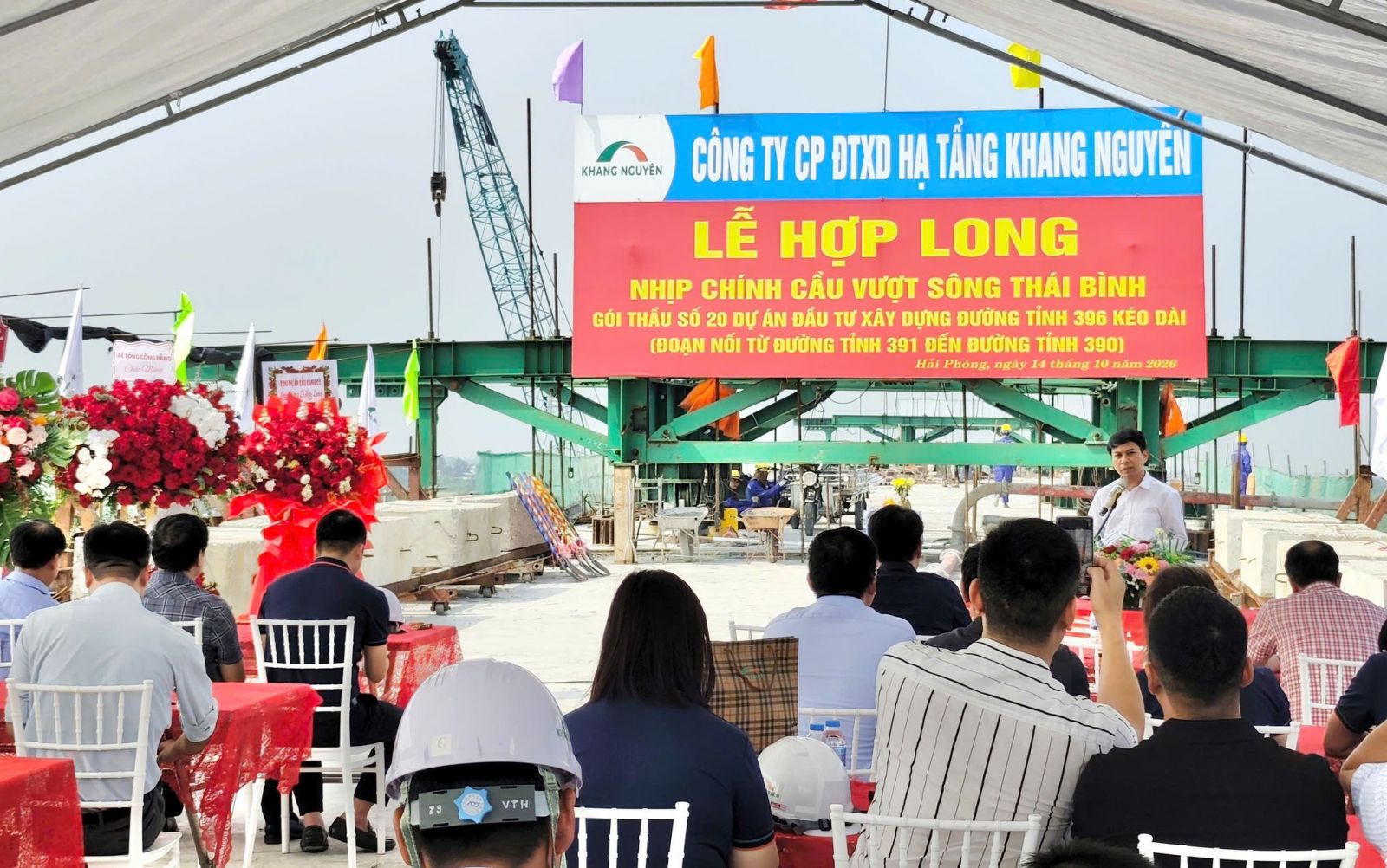 Hợp long nhịp chính cầu vượt sông Thái Bình