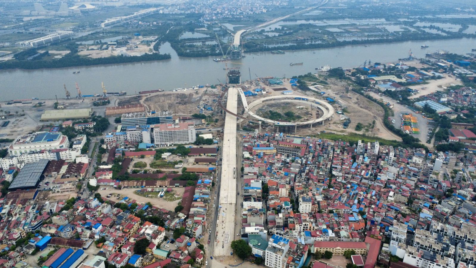 Gấp rút thi công đưa công trình cầu Nguyễn Trãi về đích đúng tiến độ 