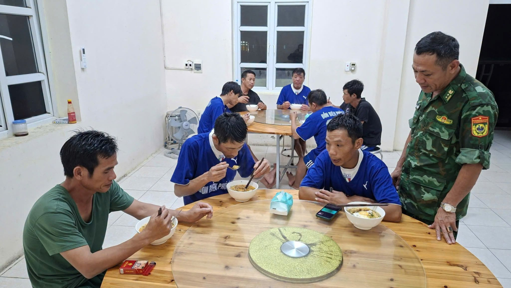 Đồn Biên phòng Đảo Trần cứu nạn thành công 9 ngư dân bị nạn trên biển