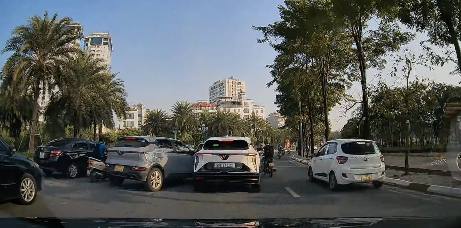 Ô tô va chạm khi nhập làn, tài xế nhận bài học đắt giá