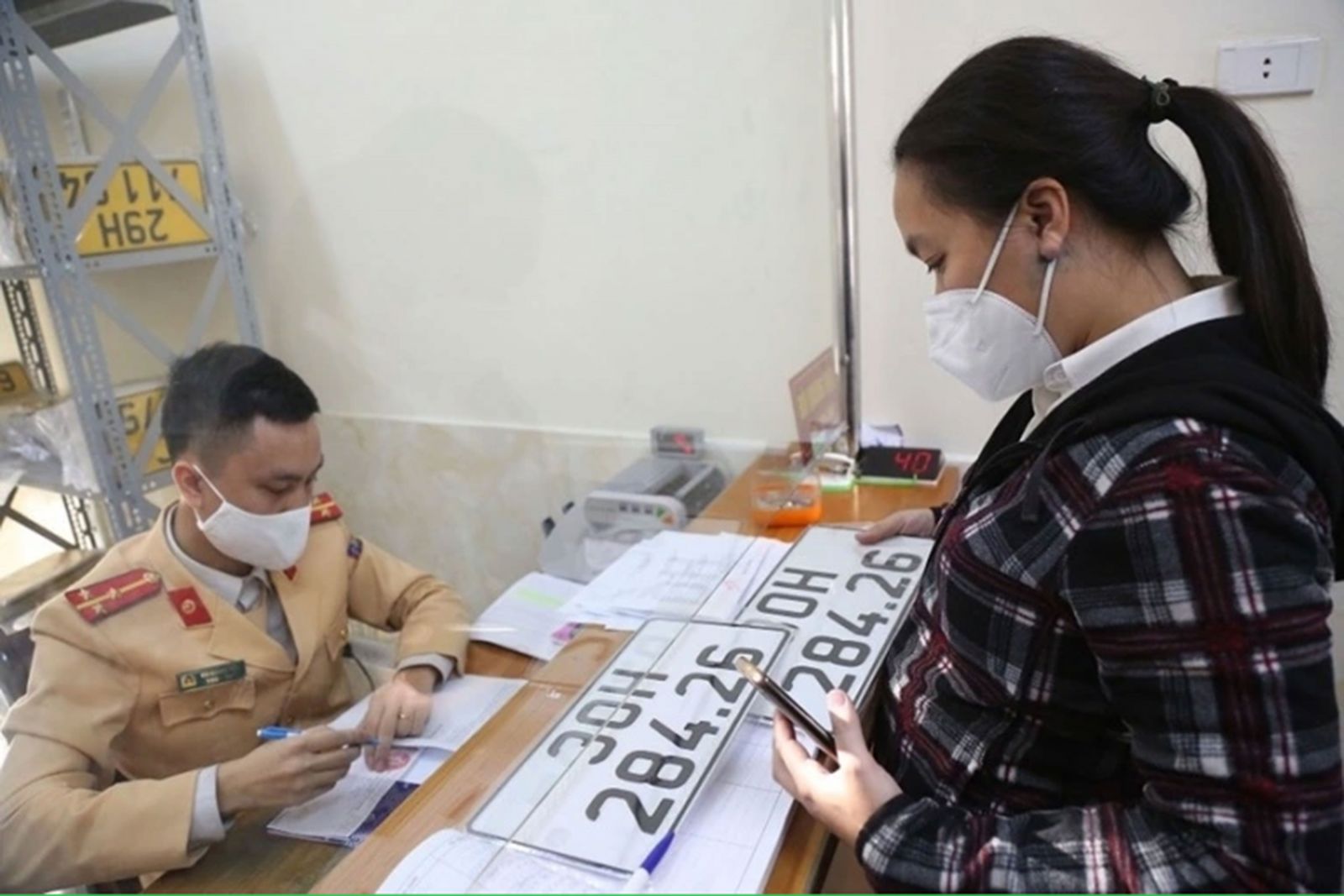 Lệ phí biển số ô tô Hà Nội và TP Hồ Chí Minh giảm 6 triệu đồng