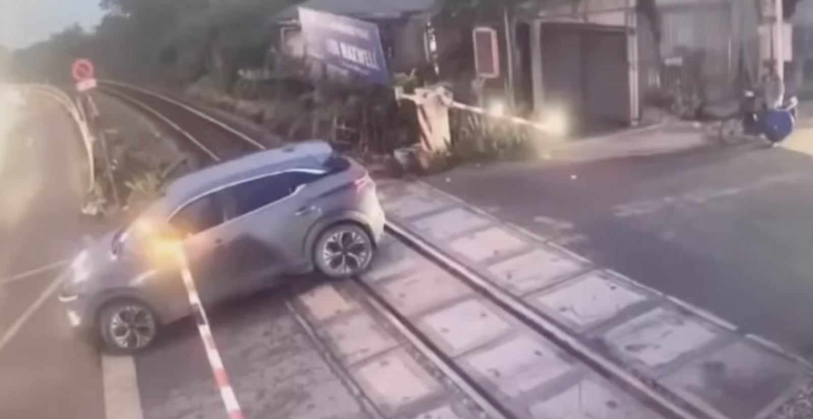 Vụ ô tô không thể di chuyển qua đường tàu, tài xế trả giá đắt