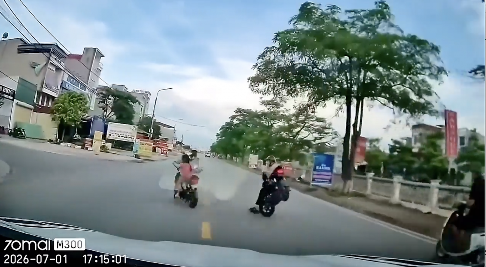 Sang đường không quan sát, người phụ nữ đi xe máy điện suýt trả giá đắt