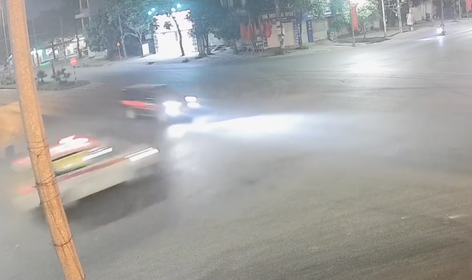 Xe bán tải đâm xe cứu thương khi qua ngã tư, bài học cho tài xế xe ưu tiên