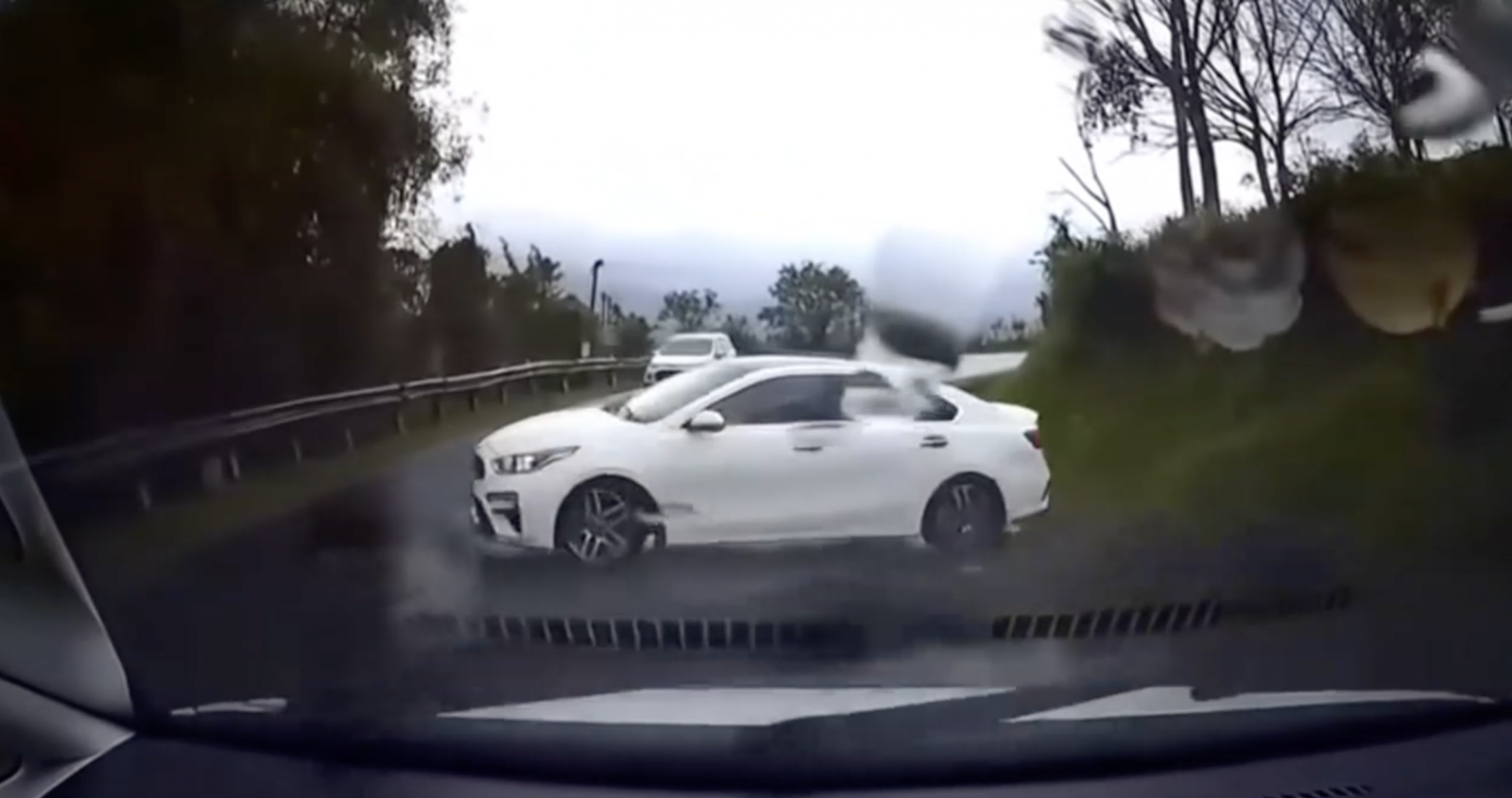 Trời mưa, ô tô vào cua xoay 360 độ, bài học cho tài xế khi đi đường trơn