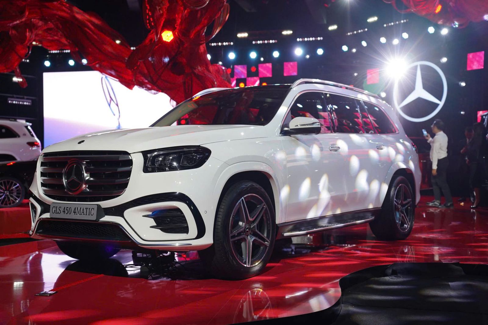 Thị trường ô tô Việt Nam: Kỷ lục từ giảm giá đến doanh số bán xe