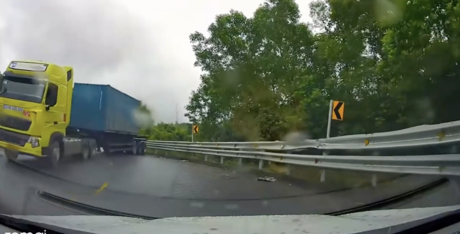 Ô tô đầu kéo trượt ngang khi đổ đèo và pha xử lý 10 điểm của tài xế xe con