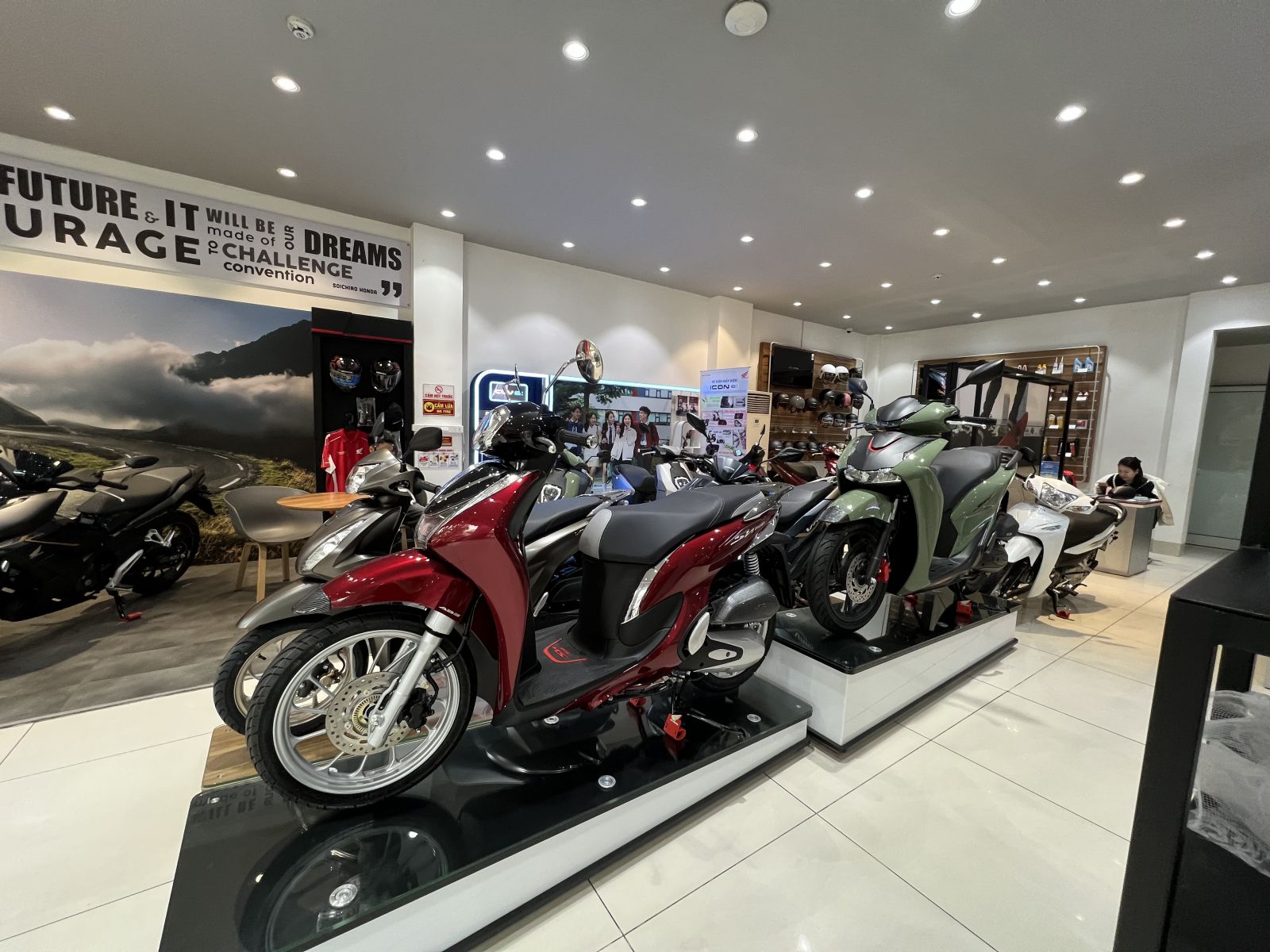 Nghịch lý: Giá xăng leo thang, nhưng doanh số xe máy, ô tô xăng dầu lại tăng cao