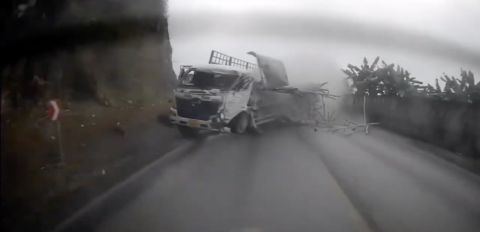 Từ vụ tai nạn trên đèo đá trắng, lái xe tải cần làm gì khi đổ đèo?