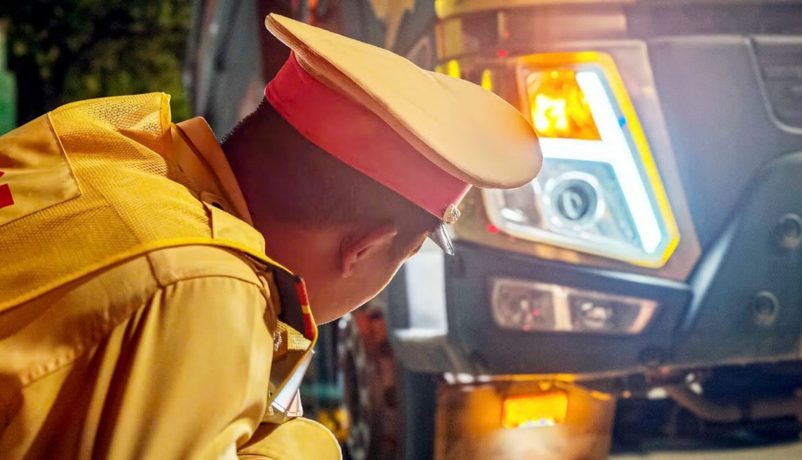 Cận cảnh dẹp nạn xe tải “độ” còi siêu to, đèn siêu sáng