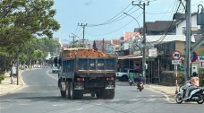 Xe chở đất không phủ bạt ngang nhiên lưu thông vào đường cấm ở Đà Lạt