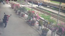 Công nhân đường sắt cứu cụ bà thoát nạn trong gang tấc