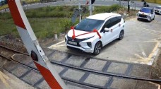 Quảng Ngãi xử phạt tài xế ô tô trong đoàn xe đám cưới vượt rào chắn đường ngang